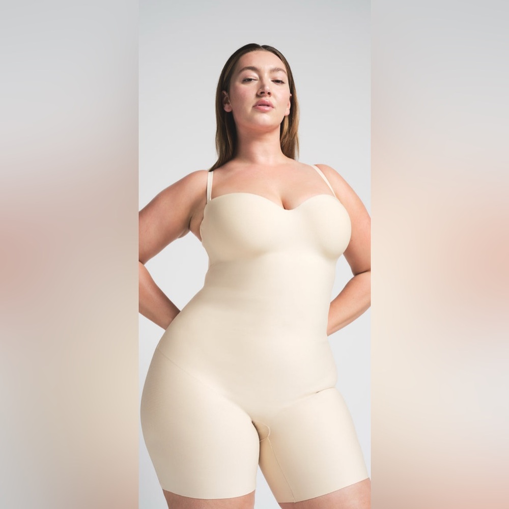 SKIMS BODY CORE SCULPT UNDERWIRE MID
THIGH BODYSUIT SIZE 4X